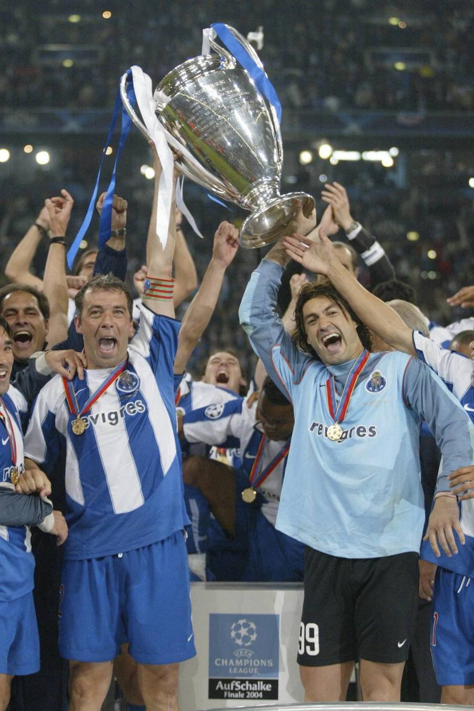 年退役后, 冠的纪录片, 科斯塔请求